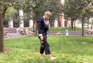 Richard Here walking barefoot in the grass in Pretty Woman (1990)